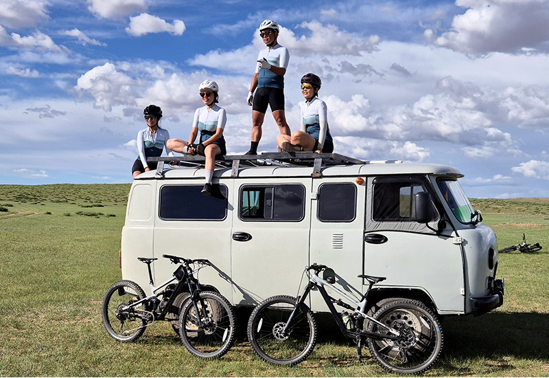 Cycling tour in Mongolian gobi